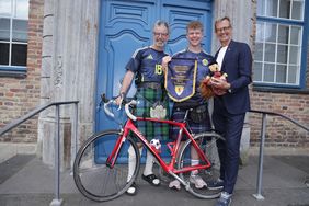 Bürgermeister Josef Hinkel (r.) empfing eine schottische Fahrradgruppe mit Ethan Walker (M.) und dem Professor Mackay auf auf ihrem Zwischenstopp in Düsseldorf, Fotos: Ingo Lammert