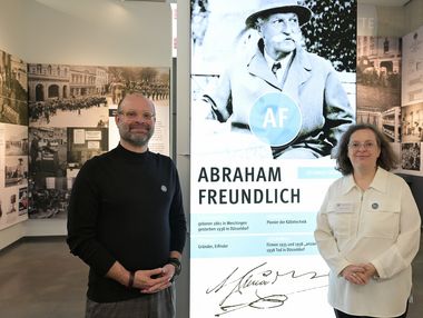 Im Rahmen eines Presserundgangs stellten Kuratorin Hildegard Jakobs, Mahn- und Gedenkstätte, und der Urenkel von Abraham Freundlich, Richard Markus, die Sonderausstellung am 31. Oktober, vor. Foto: Wilfried Meyer