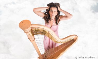 Silke Aichhorn mit Harfe