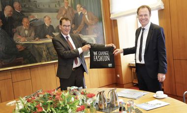 Bundesentwicklungsminister Dr. Gerd Müller (rechts) und OB Dr. Stephan Keller besuchten das Klimamobil am Rathaus