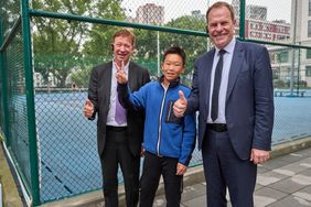 Oberbürgermeister Dr. Stephan Keller und Stadtdirektor Burkhard Hintzsche mit Tong Wang, der im Sommer dieses Jahres am U14 Tennis Friendship Cup in Düsseldorf teilnahm. Foto: LHD