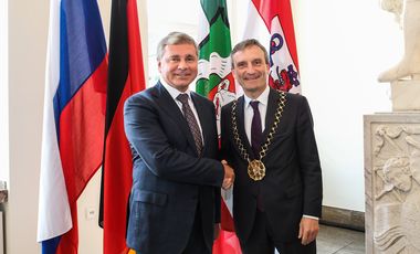 Oberbürgermeister Thomas Geisel (r.) und Minister Sergej Tscherjomin.