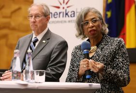 Die ehemaligen US-Kongressabgeordneten Brenda L. Lawrence und Bob Goodlatte berichteten aus erster Hand aus dem politischen Washington. Foto: David Young