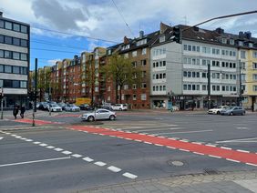 Rot eingefärbte Radwege an der Oberbilker Allee/Kruppstraße © Landeshauptstadt Düsseldorf, Amt für Verkehrsmanagement