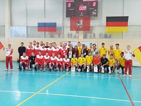 U17 Handball-Mannschaft des Allgemeinen Rather Turnvereins und eine Handballauswahl der Moskauer Fachschule der Olympischen Reserve Nr. 2 