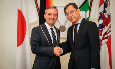 Oberbürgermeister Thomas Geisel mit dem japanischen Generalkonsul Ryuta Mizuuchi, Foto: Melanie Zanin.