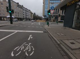 Foto von neuem Radweg über die Kreuzung Am Wehhahn/Kölner Straße/Pempelforter Straße