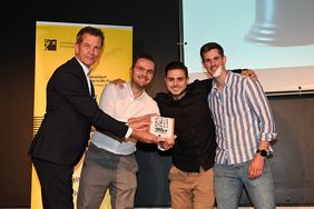 Bürgermeister Josef Hinkel (l.) überreichte Maxim Perl, Maximilian Faschan, Philipp Müller von "detective solutions" ihre Auszeichnung für den Sieg in der Kategorie "Bester Pitch". Foto: Michael Lübke