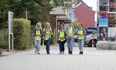 Zeigen, wie es richtig gemacht wird: Schüler der Katholischen Grundschule Fleher Straße gehen zu Fuß zur Schule © Landeshauptstadt Düsseldorf, Ingo Lammert 