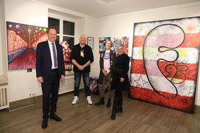 Oberbürgermeister Dr. Stephan Keller mit Jörn Weigel, Telka Rojahn und Dagmar Hüserich (v.l.) in der Ausstellung 'Aus Rheiner Liebe - art & upcycling', alle Fotos: Ingo Lammert.