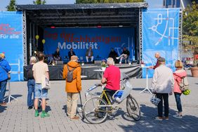 Panel rund ums Thema "Wege für alle" mit (v.l.) Moderatorin Carmen Hentschel, Mobilitätsdezernent Jochen Kral, Bezirksbürgermeister Dietmar Wolf, Thorsten Koska, Wuppertal Institut, und Jörg Philippi-Gerle, Euref Campus. Foto: Michael Gstettenbauer