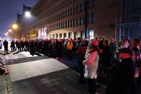 Mit seiner Lichtinstallation "missing link_" erinnert Mischa Kuball an die Geschichte der Großen Synagoge in Düsseldorf. Zahlreiche Gäste versammelten sich an der Kasernenstraße, um das Einschalten der Lichtinstallation mitzuerleben.