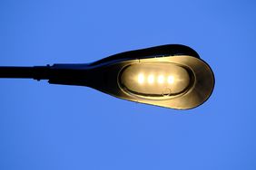 Blick auf eine auf Strom umgerüstete Reihenleuchte Am Hackenbruch. Es wird ausschließlich Licht in einer warmweißen Farbgebung (2.700 Kelvin) verwendet. Foto: Michael Gstettenbauer