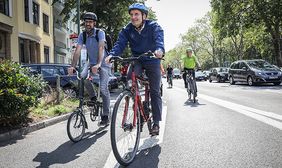 Oberbürgermeister Thomas Geisel (rechts) mit Journalisten auf Radtour durch die Innenstadt