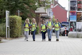 Zeigen, wie es richtig gemacht wird: Schüler der Katholischen Grundschule Fleher Straße gehen zu Fuß zur Schule. Foto: Ingo Lammert