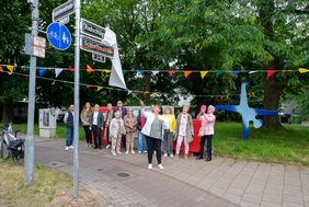 Bezirksbürgermeisterin Birgit Schentek hat am Donnerstag, 13. Juni, das neue Straßenschild des Radschlägerwegs enthüllt. Foto: Uwe Schaffmeister