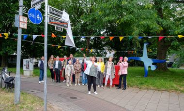 Bezirksbürgermeisterin Birgit Schentek hat am Donnerstag, 13. Juni, das neue Straßenschild des Radschlägerwegs enthüllt. Foto: Uwe Schaffmeister