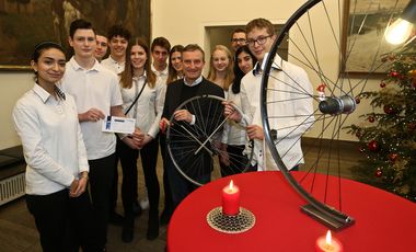 Die Schülerfirma "Düsselcycle" des Max-Planck-Gymnasiums präsentierte ihre Produkte im Rathaus. Oberbürgermeister Thomas Geisel wurde Teilhaber der Schülerfirma, Foto: David Young.