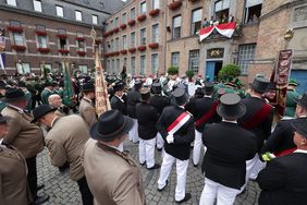 Feierliche Schützeninvestitur des St. Sebastianus Schützenvereins Düsseldorf 1316 und Großer Zapfenstreich: Blick auf die Schützen und den Rathausbalkon.