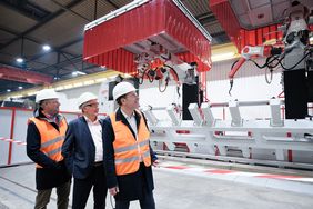 Besuch bei Konecranes (v.l.): IHK-Präsident Andreas Schmitz, Heribert Barlage, Geschäftsführer Konecranes, und OB Dr. Stephan Keller vor der Roboter-Fertigungsstraße. Foto: Michael Gstettenbauer