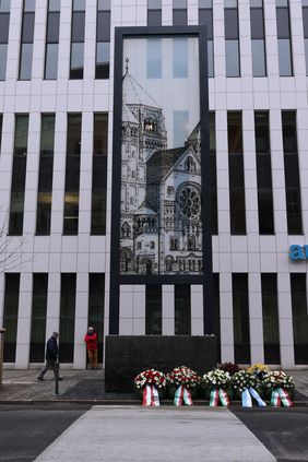 Die Kranzniederlegung fand am Standort der ehemaligen Synagoge (Kasernenstraße/Ecke Siegfried-Klein-Straße) am Gedenkstein und der Lichtinstallation "missing link_" statt