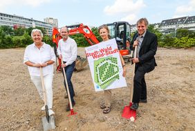 Beim ersten Spatenstich für den Pocketpark-Albertstraße (v.l.): Gartenamtsleiterin Doris Törkel, Reiner Leuchter (Danielzig Leuchter und Partner), Elisabeth Albertshofer (Gartenamt) und Beigeordneter Jochen Kral. Fotos: Melanie Zanin