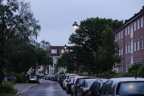 Die Ansatzleuchten mit LED-Licht werden auf dem Wäschlacker Weg im Abschnitt zwischen Weichselstraße und Frankensteiner Straße präsentiert. Foto: Michael Gstettenbauer