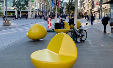 Die Neugestaltung der Schadowstraße ist abgeschlossen. 20 gelbe Lounge-Sessel laden dort nun zum Verweilen ein © Landeshauptstadt Düsseldorf, Amt für Verkehrsmanagement 