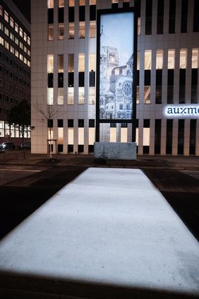 Die neue Installation besteht aus einer 3 mal 9 Meter großen beleuchteten Glasplatte, die einen Ausschnitt der historischen Synagoge abbildet. Foto: Gstettenbauer