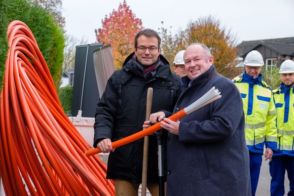 Auftakt zum Glasfaserausbau im Osten der Stadt mit Olaf Wagner (r.), Beigeordneter für Digitalisierung, und Robin Weiand, Geschäftsführer der Westconnect; Foto: Schaffmeister