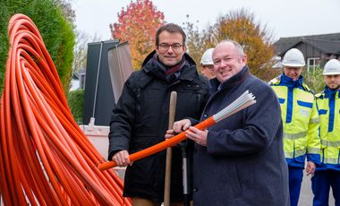 Auftakt zum Glasfaserausbau im Osten der Stadt mit Olaf Wagner (r.), Beigeordneter für Digitalisierung, und Robin Weiand, Geschäftsführer der Westconnect; Foto: Schaffmeister