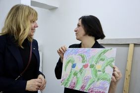 Die Düsseldorfer Künstlerin Katja Tönnissen (r.) präsentiert Kulturamtsleiterin Angélique Tracik im Organhaus Art Space in Chongqing ihre Bilder. Foto: LHD