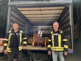 Tim Hoferichter (l.) und Michael Hoff mit der entschärften Bombe. Foto: Feuerwehr Düsseldorf