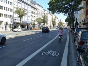 Foto vom neuen Radfahrstreifen auf der Karlstraße