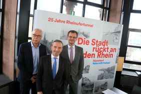 (v.l.) Der Vorsitzende des Architekten- und Ingenieurvereins, Dipl.-Ing. Dieter Schmoll, Oberbürgermeister Thomas Geisel und der Leiter des Stadtarchivs, Dr. Benedikt Mauer, beim Pressegespräch zum Jubiläum 25 Jahre Rheinufertunnel. Foto: Lammert