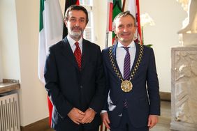 Oberbürgermeister Thomas Geisel (rechts) begrüßt den neuen italienischen Generalkonsul, Botschaftsrat Pierluigi Giuseppe Ferraro im Rathaus. Foto: Melanie Zanin 