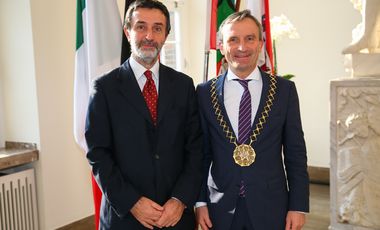 Oberbürgermeister Thomas Geisel (rechts) begrüßt den neuen italienischen Generalkonsul, Botschaftsrat Pierluigi Giuseppe Ferraro im Rathaus. Foto: Melanie Zanin 