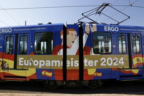 Mit spanischen Farben und Dekor weist die Rheinbahn auf den neuen Europameister hin © Landeshauptstadt Düsseldorf, Ingo Lammert 