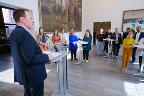 Oberbürgermeister Dr. Stephan Keller begrüßte die jungen Erwachsenen des Projekts am Montag, 16. September 2024, im Rathaus, ©Landeshauptstadt Düsseldorf/Michael Gstettenbauer