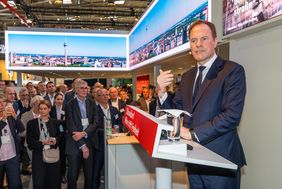 In seiner Präsentation am Dienstag, 8. Oktober 2024, gab Oberbürgermeister Dr. Stephan Keller einen Einblick in aktuelle Entwicklungen am Düsseldorfer Immobilienmarkt. Foto: Robert Gongoll