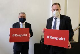 NRW-Innenminister Herbert Reul (l.) - hier mit Düsseldorfs Oberbürgermeister Dr. Stephan Keller - unterstützt die Respekt-Aktion.