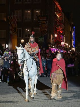 Die Kapellen und Herolde starteten am Sonntag um 17 Uhr vom Stiftsplatz zum Marktplatz vor dem Rathaus. Gegen 17.30 Uhr war dann dort die erste Mantelteilung zu erleben.