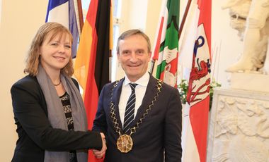 Oberbürgermeister Thomas Geisel begrüßt die neue Generalkonsulin der Französischen Republik, Dr. Olivia Berkeley-Christmann. Foto: Ingo Lammert