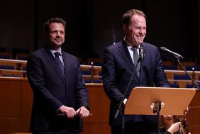 Oberbürgermeister Dr. Stephan Keller und Rafał Trzaskowski, Stadtpräsident von Warschau, hielten zum Abschluss der "Warschau Week" beim Konzert der Warschauer Symphoniker Grußworte in der Tonhalle. Foto: David Young