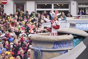 Hoppeditz Tom Bauer hält nach dem Erwachen seine Rede im Senftopf. Fotos: Claus Langer