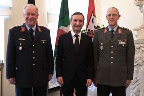Oberbürgermeister Thomas Geisel (Mitte) mit Brigadegeneral Peter Gorgels (links) und seinem Nachfolger, Brigadegeneral Torsten Gersdorf, Foto: David Young. 