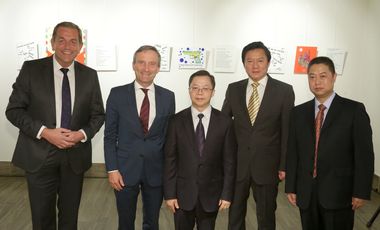 Oberbürgermeister Thomas Geisel (zweiter von links) begrüßte die Vertreter aus China auf der Ausstellungsfläche im Rathaus. Foto: Ingo Lammert