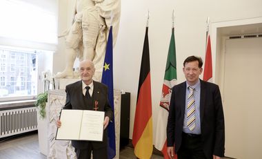 Karl Heinz Victor ist das Bundesverdienstkreuz verliehen worden. Stadtdirektor Burkhard Hintzsche hat die Auszeichnung im Düsseldorfer Rathaus überreicht; Fotos: Lammert