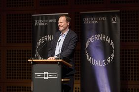 Oberbürgermeister Dr. Stephan Keller sprach ein Grußwort im vollbesetzten Robert-Schumann-Saal des Kunstpalastes. Foto: Claus Langer