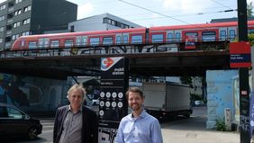 Mobilitätsdezernent Jochen Kral und Dr. David Rüdiger, Geschäftsführer CMD, haben die Mobilitätsstation an der S-Bahn-Haltestelle Rath-Mitte offiziell in Betrieb genommen. Foto: Wilfried Meyer